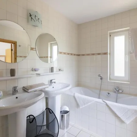 Maison Calme Au Golf De Avec 2 Terrasses Et Jardin - Fr-1-319-363 *